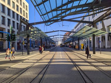 Dresden, Almanya - 2 Ocak 2020: Kışın Dresden Caddesi, Saksonya, Almanya, Avrupa