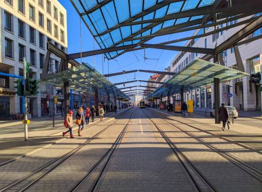 Dresden, Almanya - 2 Ocak 2020: Kışın Dresden Caddesi, Saksonya, Almanya, Avrupa