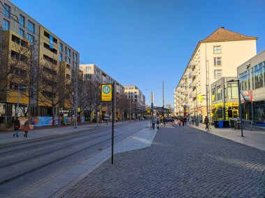 Dresden, Almanya - 2 Ocak 2020: Kışın Dresden Caddesi, Saksonya, Almanya, Avrupa