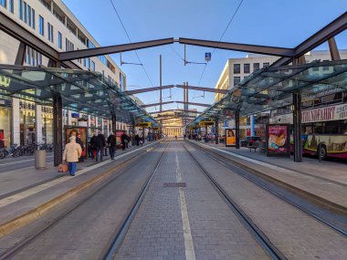 Dresden, Almanya - 2 Ocak 2020: Kışın Dresden Caddesi, Saksonya, Almanya, Avrupa