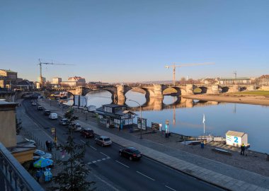 Dresden, Almanya - 2 Ocak 2020: Elbe Nehri üzerindeki köprü, Bruhl 's Terrace in Dresden, Saksonya, Almanya