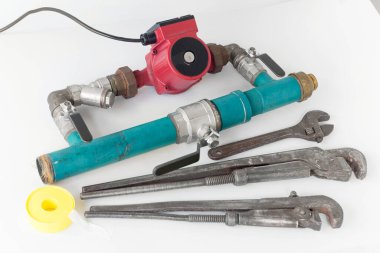 Isıtma sisteminin tiraj pompası, izole beyaz arka planda, bypass, araçlar kurulur