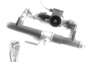 Isıtma sisteminin tiraj pompası, izole beyaz arka planda, bypass, araçlar kurulur