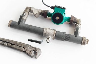 Isıtma sisteminin tiraj pompası, izole beyaz arka planda, bypass, araçlar kurulur