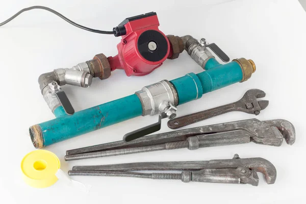 Isıtma sisteminin tiraj pompası, izole beyaz arka planda, bypass, araçlar kurulur