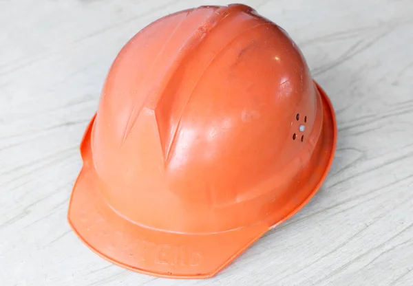 Casco Naranja Trabajo Con Inscripción Constructor Encuentra Mesa —  Fotos de Stock