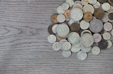 Eski paralar, SSCB 'nin hatıra paraları, eski bir tahtanın arka planına karşı.