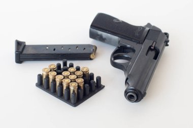 gaz tabancası, şarjör, fişekler, beyaz arkaplan üzerine kurulmuş.