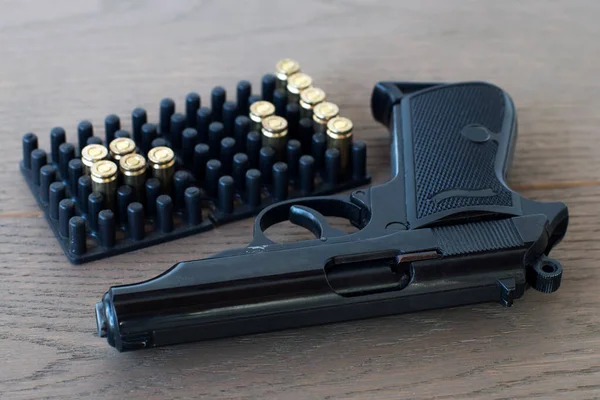 Pistola Gás Carregada Com Cartuchos Deitados Piso Madeira Close — Fotografia de Stock