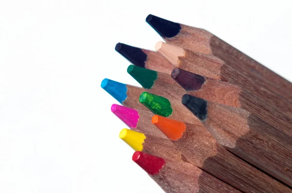 Lápis Multicoloridos Sobre Fundo Branco Macrofotografia — Fotografia de Stock