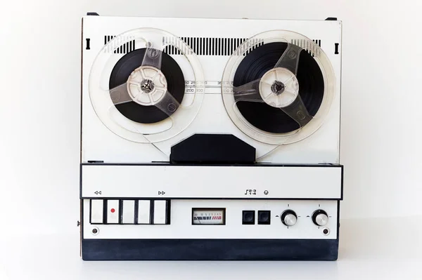 Old Style Reel Reel Bandrecorder Een Witte Achtergrond — Stockfoto