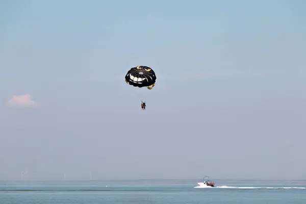 Volando Sobre Agua Con Paracaídas Atado Barco —  Fotos de Stock