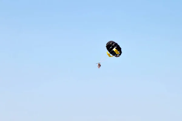 Toeristen Zweven Boven Het Water Met Een Parachute Vastgebonden Aan — Stockfoto