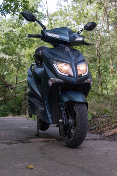 Moto Électrique Avec Casque Sur Siège Tient Sur Une Route — Photo