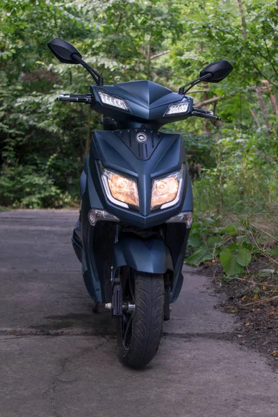 Moto Électrique Avec Casque Sur Siège Tient Sur Une Route — Photo