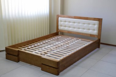Döşemeleri ve döşemeleri olan çift katlı ahşap yatak, döşeği olmayan döşemeli yatak. 