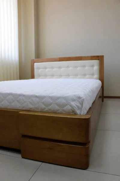 yumuşak karyola başlıklı çift kişilik ahşap yatak