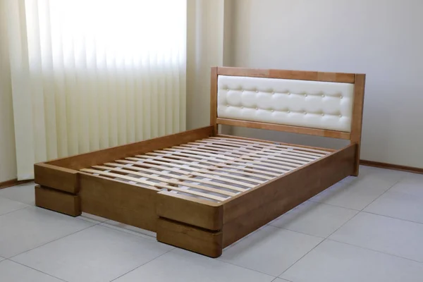 Çerçevelenmiş ahşap döşemeli çift kişilik yatak döşemeli yatak başlığı, döşeksiz.