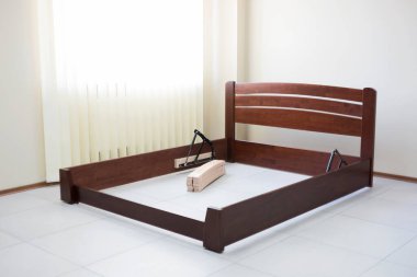 Yerde parçalanmış ahşap trafo yatağı var.