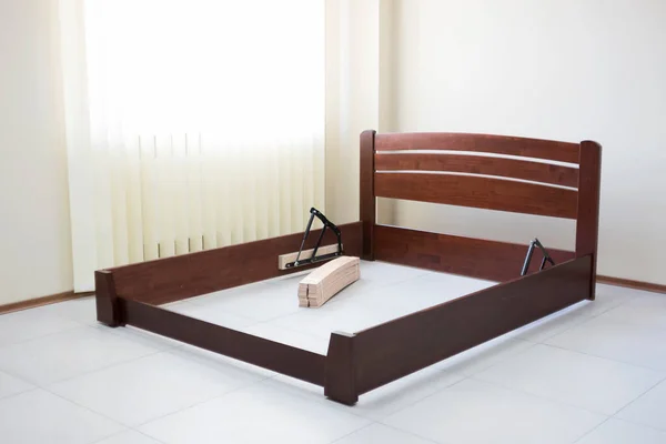 Membongkar Tempat Tidur Transformator Kayu Lantai — Stok Foto