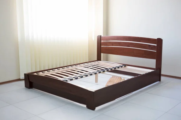 Tempat Tidur Transformator Kayu Gelap Dengan Bilah Dan Kasur — Stok Foto