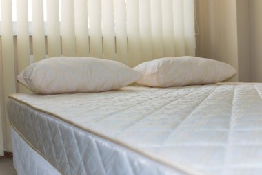 Yastıklı yumuşak çift kişilik yatak, seçici odak