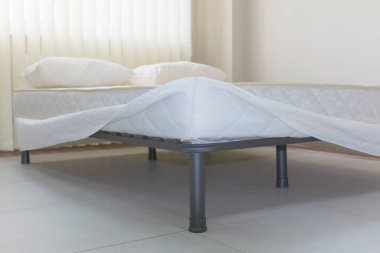 Metal çerçeveli bacaklı elementler, çift ortopedik yatak, yatak ve yastıklar.