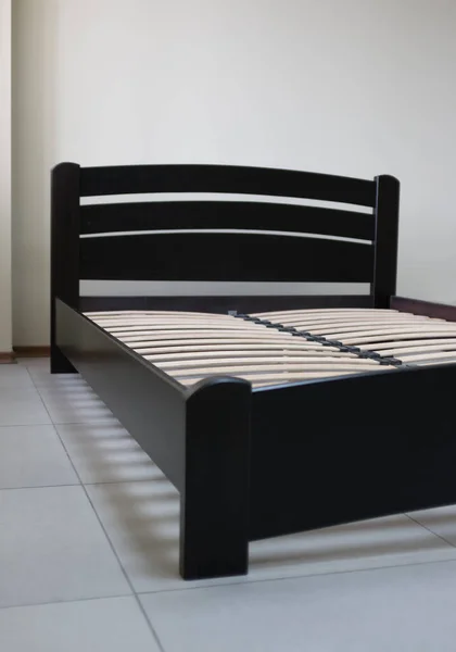 Elemen Klasik Gelap Melengkung Tempat Tidur Kayu Dengan Headboard Keras — Stok Foto