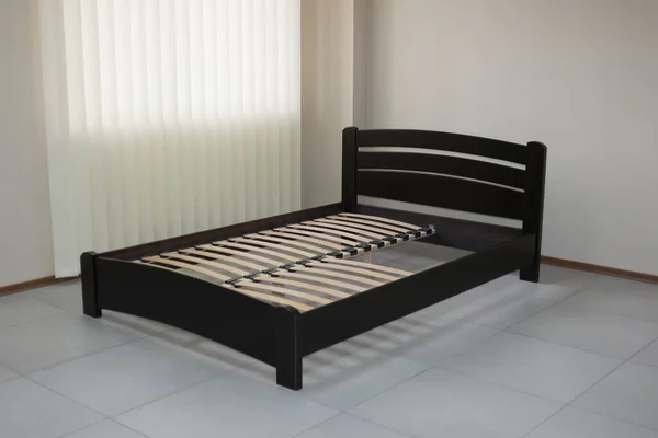 Elemen Klasik Ranjang Kayu Melengkung Gelap Dengan Headboard Keras Tanpa — Stok Foto