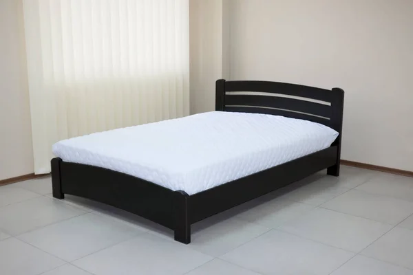 Cama Madeira Arqueada Escura Com Cabeceira Dura Colchão — Fotografia de Stock