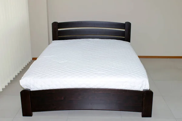 Classic Dark Arched Wooden Bed Hard Headboard Mattress — ストック写真