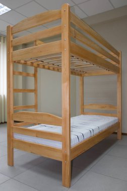 çekmeceleri ve yatakları olan ahşap bir ranza.