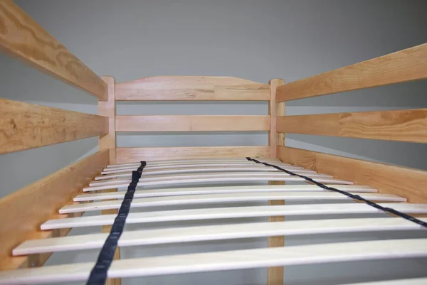 木製の二段ベッドの上側マットレスなしクローズアップ — ストック写真