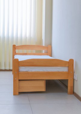 Çocukların tek tahta yatağı, şilte ve çekmeceleri.