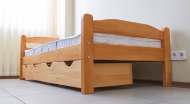 Şilteli ve çekmeceli bebek yatağı, yakın çekim elementi