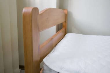 Yatağı ve çekmecesi olan tek bir ahşap yatak.