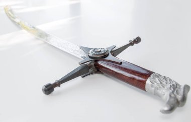 Beyaz masada Kazak kılıcı, seçici odaklanma