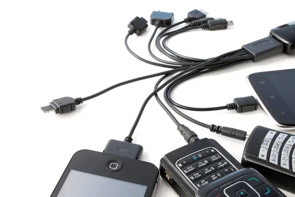Telefones Estão Conectados Diferentes Tipos Conectores Carregador Fundo Branco Isolado — Fotografia de Stock