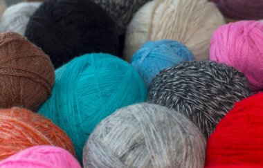 renkli iplik topları, örgü iplikleri