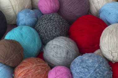 renkli iplik topları, örgü iplikleri