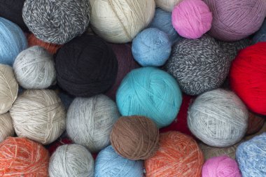 Renkli iplik topları, örgü iplikleri, üst görünüm