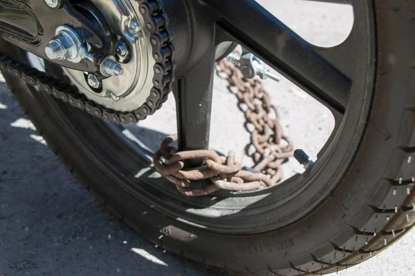 Motosiklet Tekerleği Paslı Bir Zincirle Bağlanmış Yakın Plan — Stok fotoğraf
