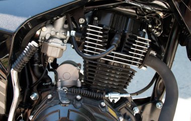 Bujili motosiklet motoru, yakın plan.