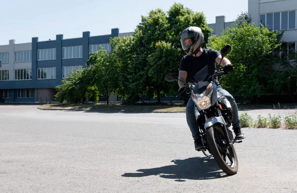Guy Helmet Trains Ride Motorcycle Turns Empty Asphalt Road — Photo