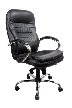 Yönetmenin ofis sandalyesi, krom saplı, siyah, izole beyaz arka planda.
