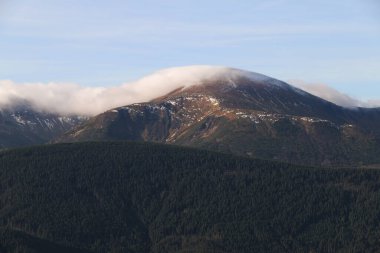 Ukrayna 'daki Chornohora sıradağları Hoverla sonbaharı