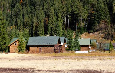 Ormanda ahşap evler