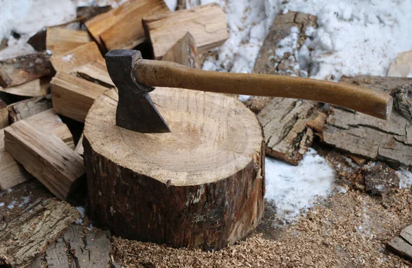 Woodcutter Splitting Firewood — Stockfoto