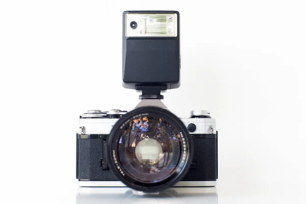 Klassisk 35Mm Filmkamera Med Teleobjektiv Och Blixt Isolerad Vit Bakgrund — Stockfoto