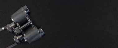 Siyah kumaş üzerine dürbünler, üst görünüm, metin için yer